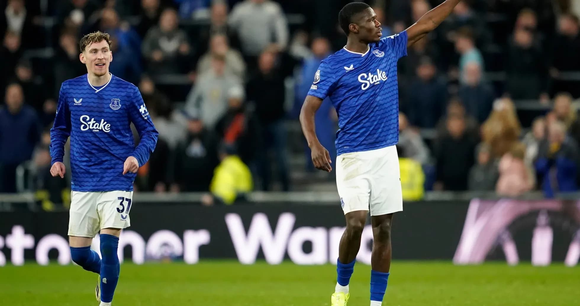 Jugadores de Everton celebrando un gol