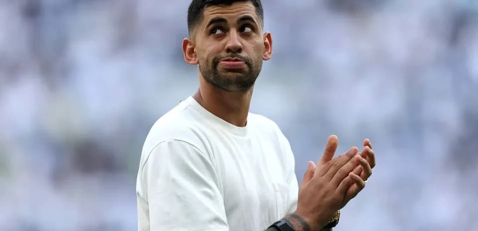 Jugador aplaudiendo en el campo de fútbol