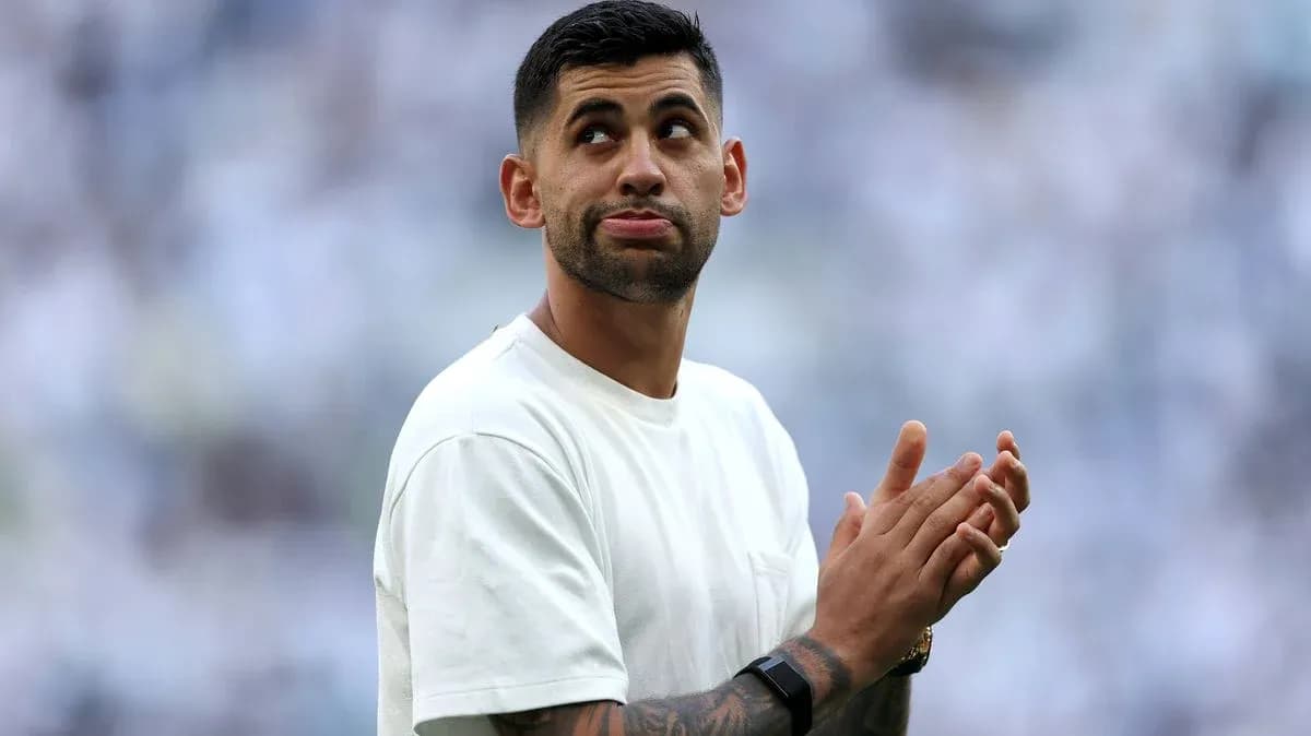 Jugador aplaudiendo en el campo de fútbol
