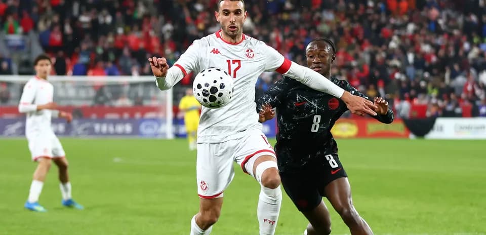 Jugador de Túnez controla el balón en partido