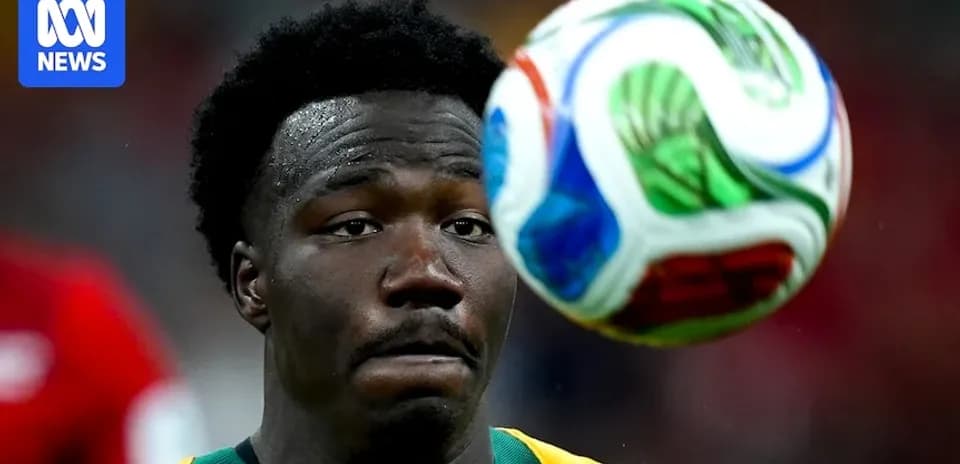 Jugador enfocándose en balón durante el partido