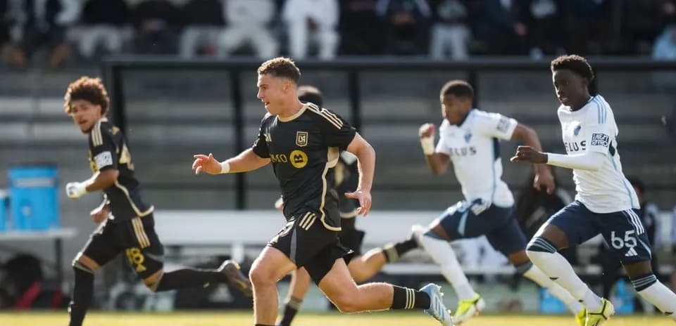 Jugadores de LAFC II corriendo tras el balón