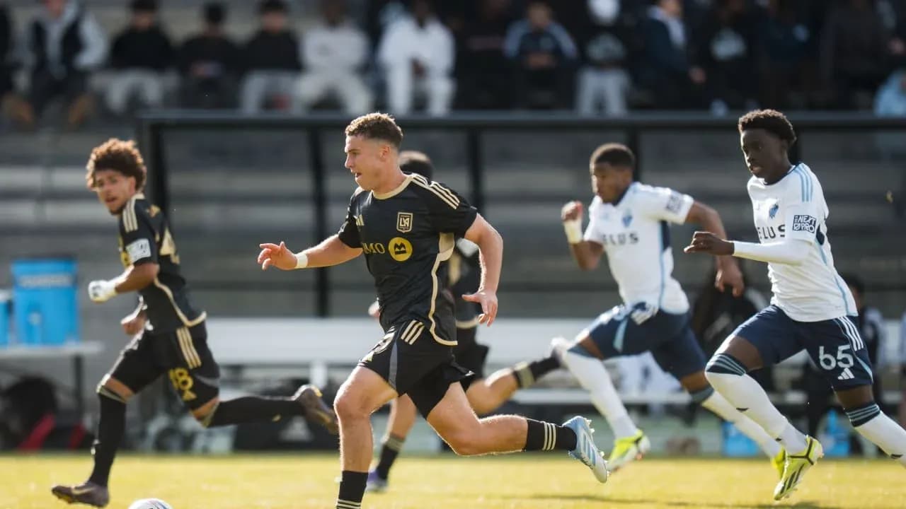 Jugadores de LAFC II corriendo tras el balón