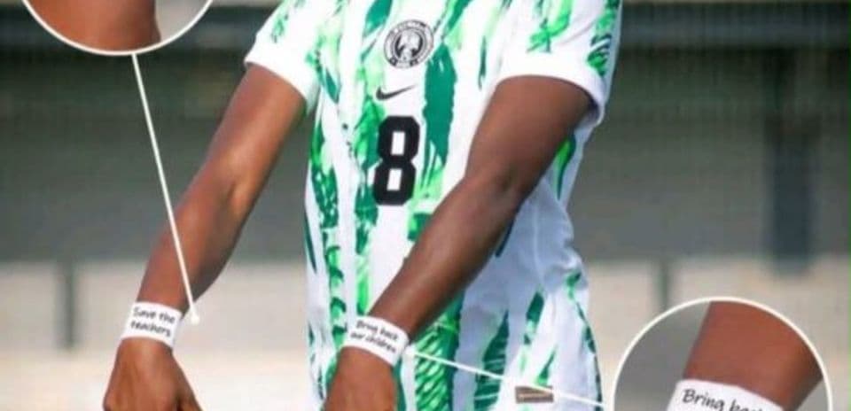 Jugadora de fútbol con mensajes en las muñecas