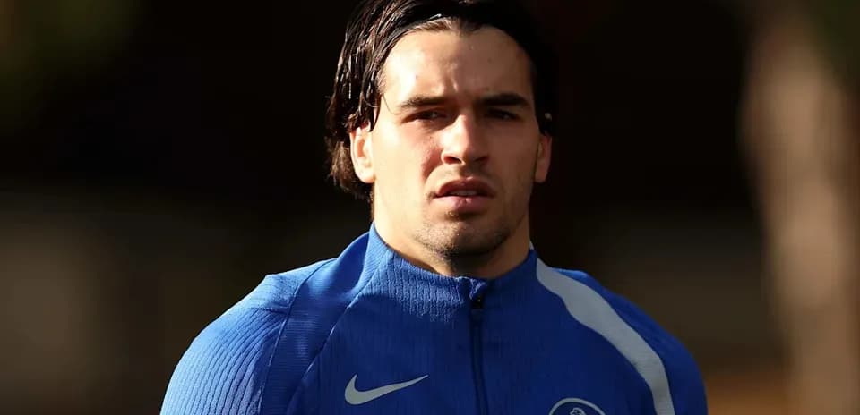 Jugador de fútbol entrenando con camiseta azul