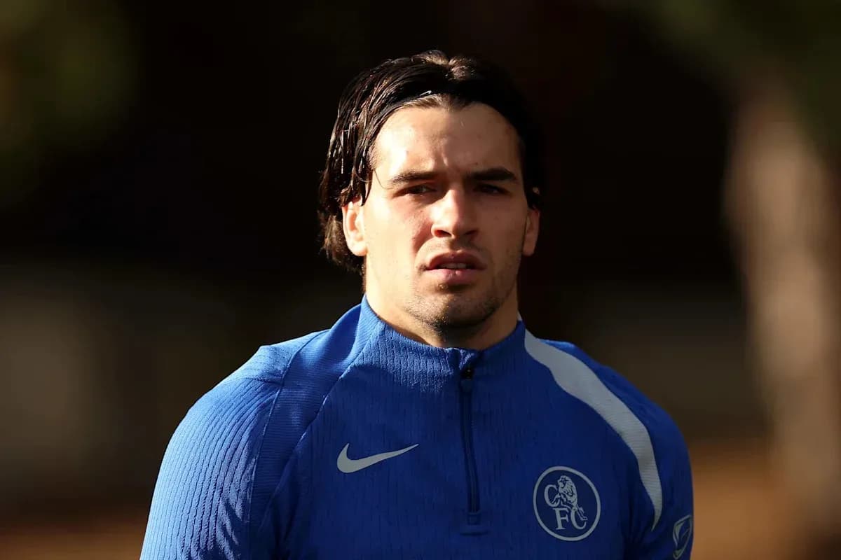 Jugador de fútbol entrenando con camiseta azul
