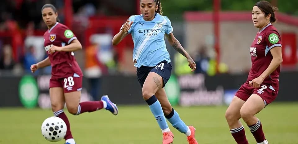 Jugadora de Manchester City corriendo con el balón