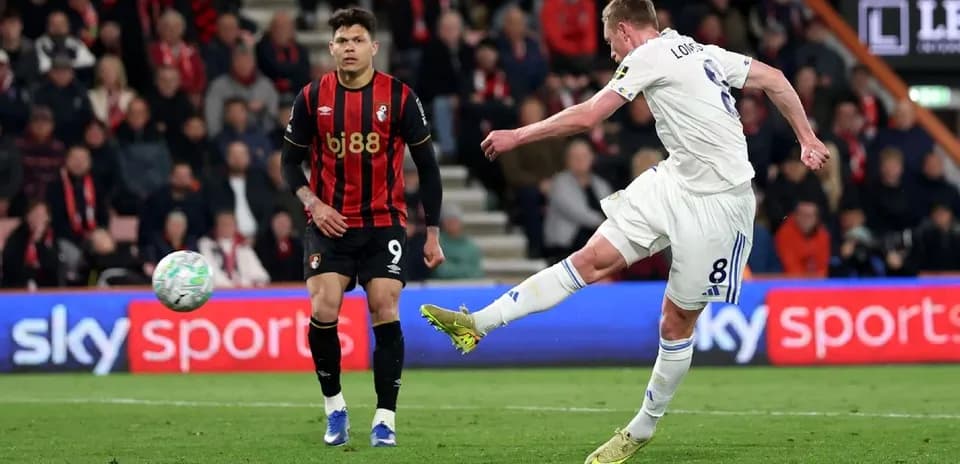 Jugador de Leeds dispara a portería contra Bournemouth