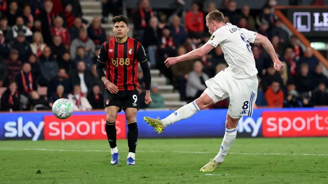 Jugador de Leeds dispara a portería contra Bournemouth