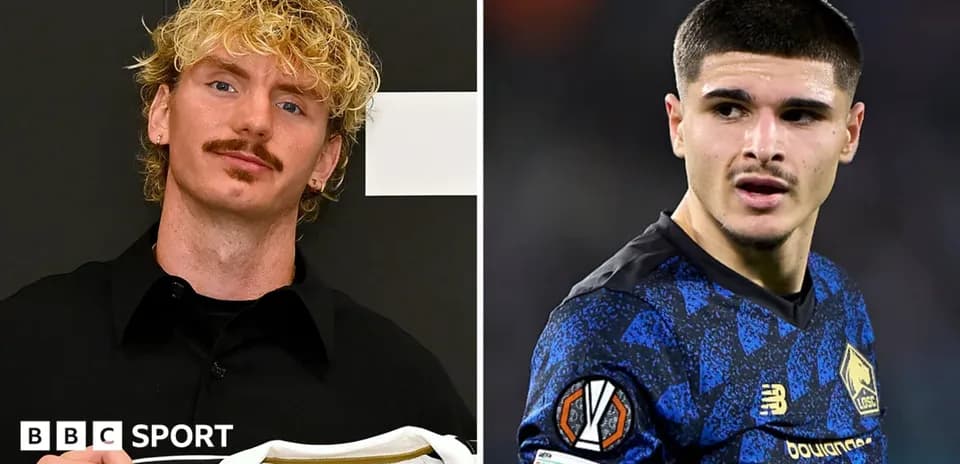 Dos jugadores de fútbol en diferentes poses