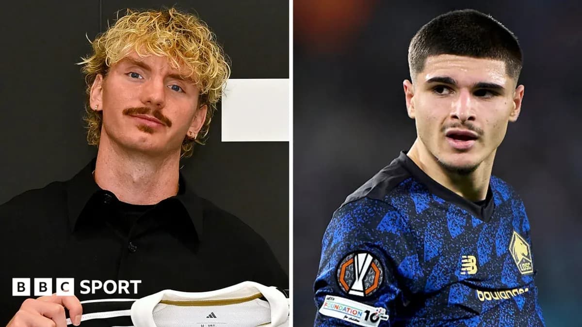 Dos jugadores de fútbol en diferentes poses