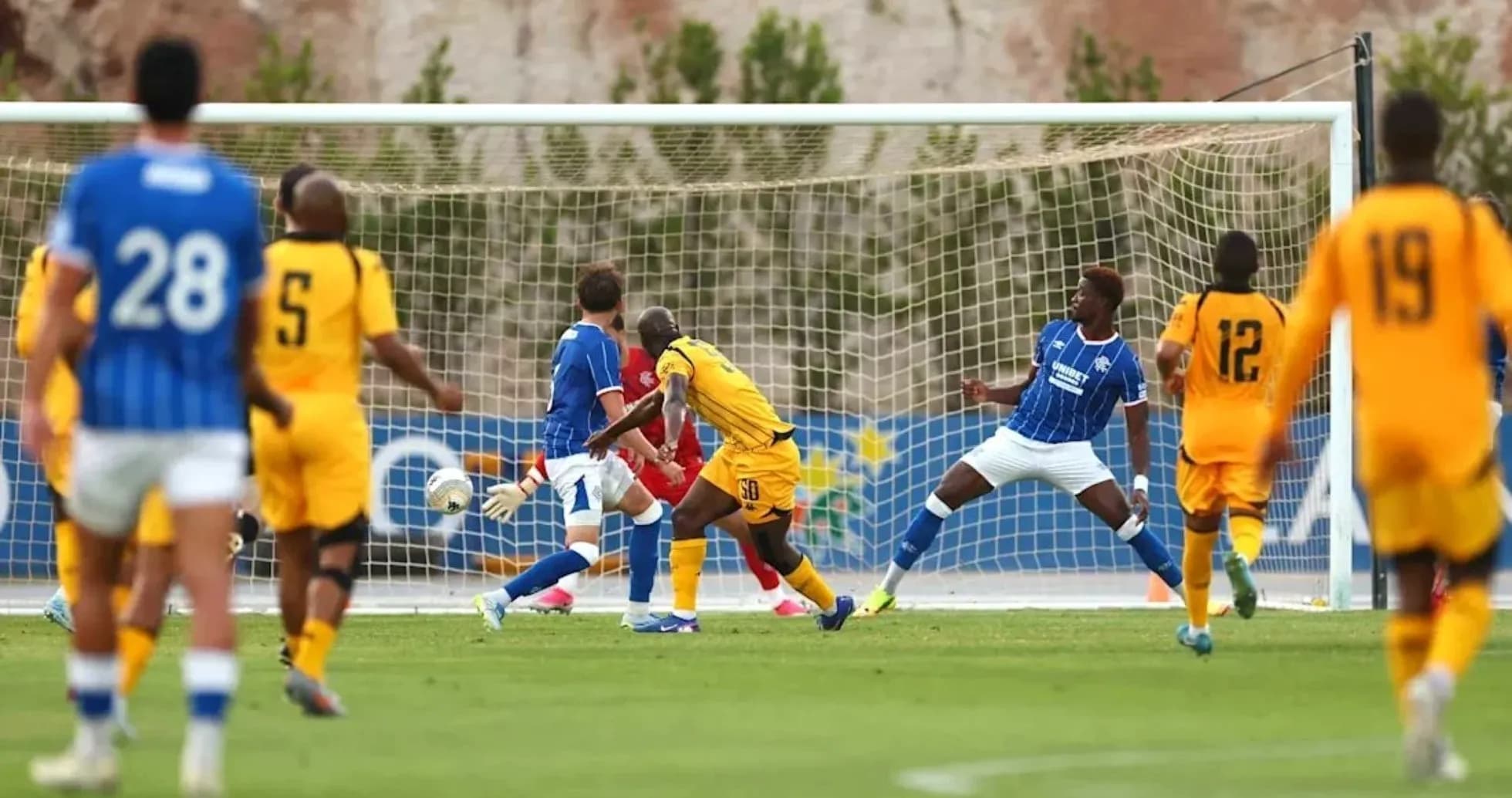 Jugador intentando marcar un gol en el partido