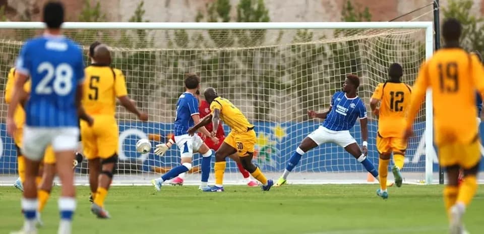Jugador intentando marcar un gol en el partido