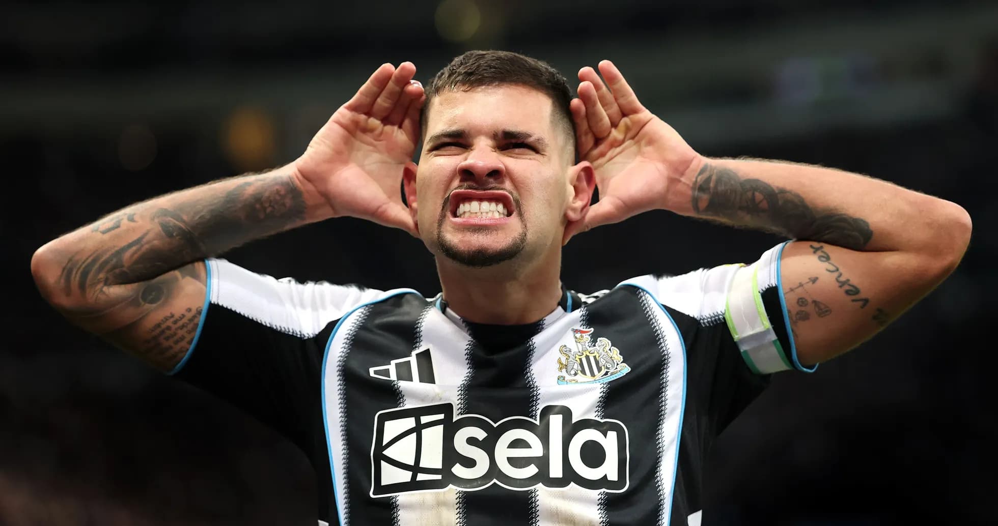 Jugador de Newcastle celebrando con gestos a la afición