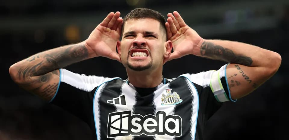 Jugador de Newcastle celebrando con gestos a la afición