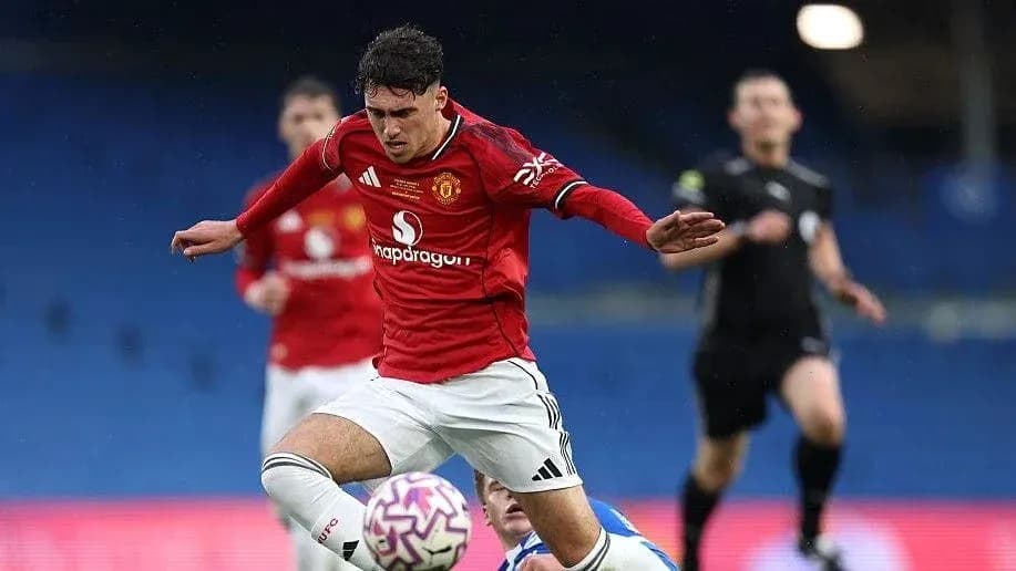 Jugador de Manchester United cae durante el partido