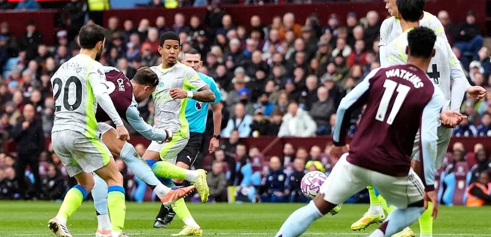 Acción en el partido Manchester City vs Aston Villa