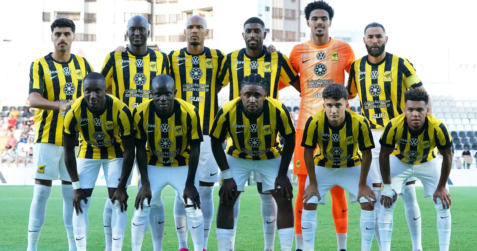 Equipo de fútbol posando con camisetas amarillas y negras