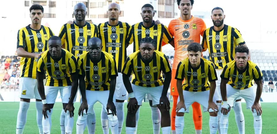 Equipo de fútbol posando con camisetas amarillas y negras