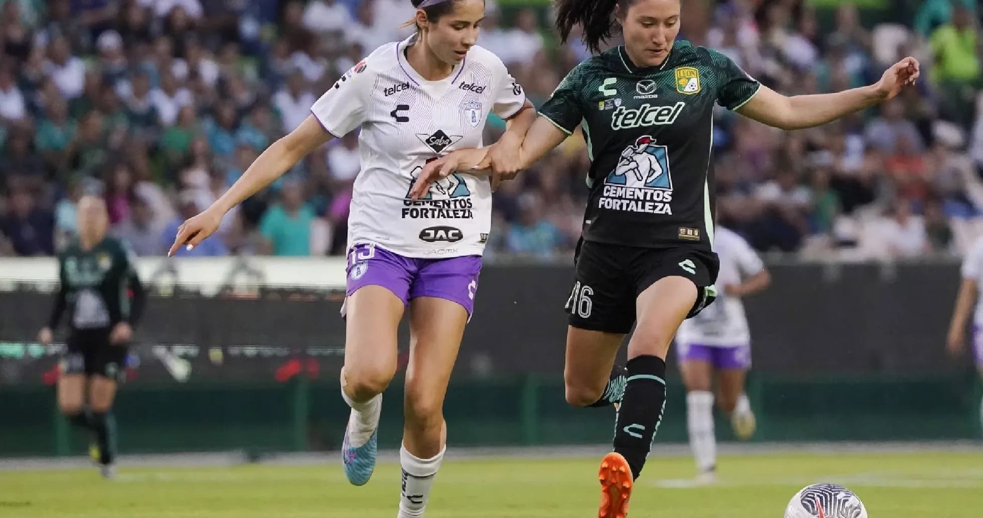 Jugadoras de Pachuca y León en acción