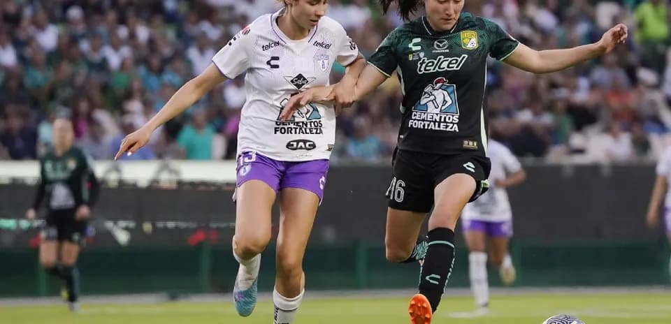 Jugadoras de Pachuca y León en acción