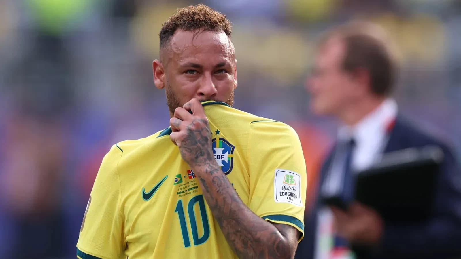 Neymar besando la camiseta de Brasil en el campo