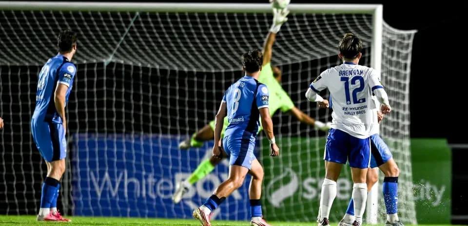 Portero deteniendo un tiro a puerta en el fútbol