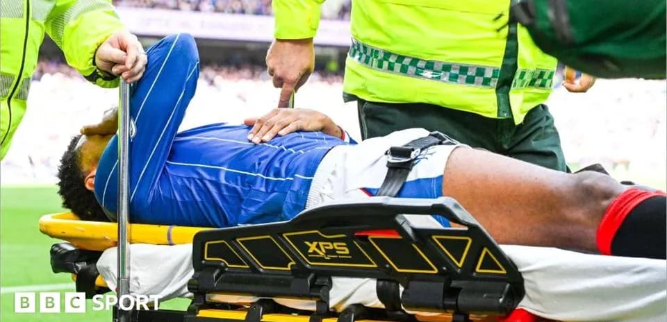 Jugador siendo atendido en camilla por personal médico