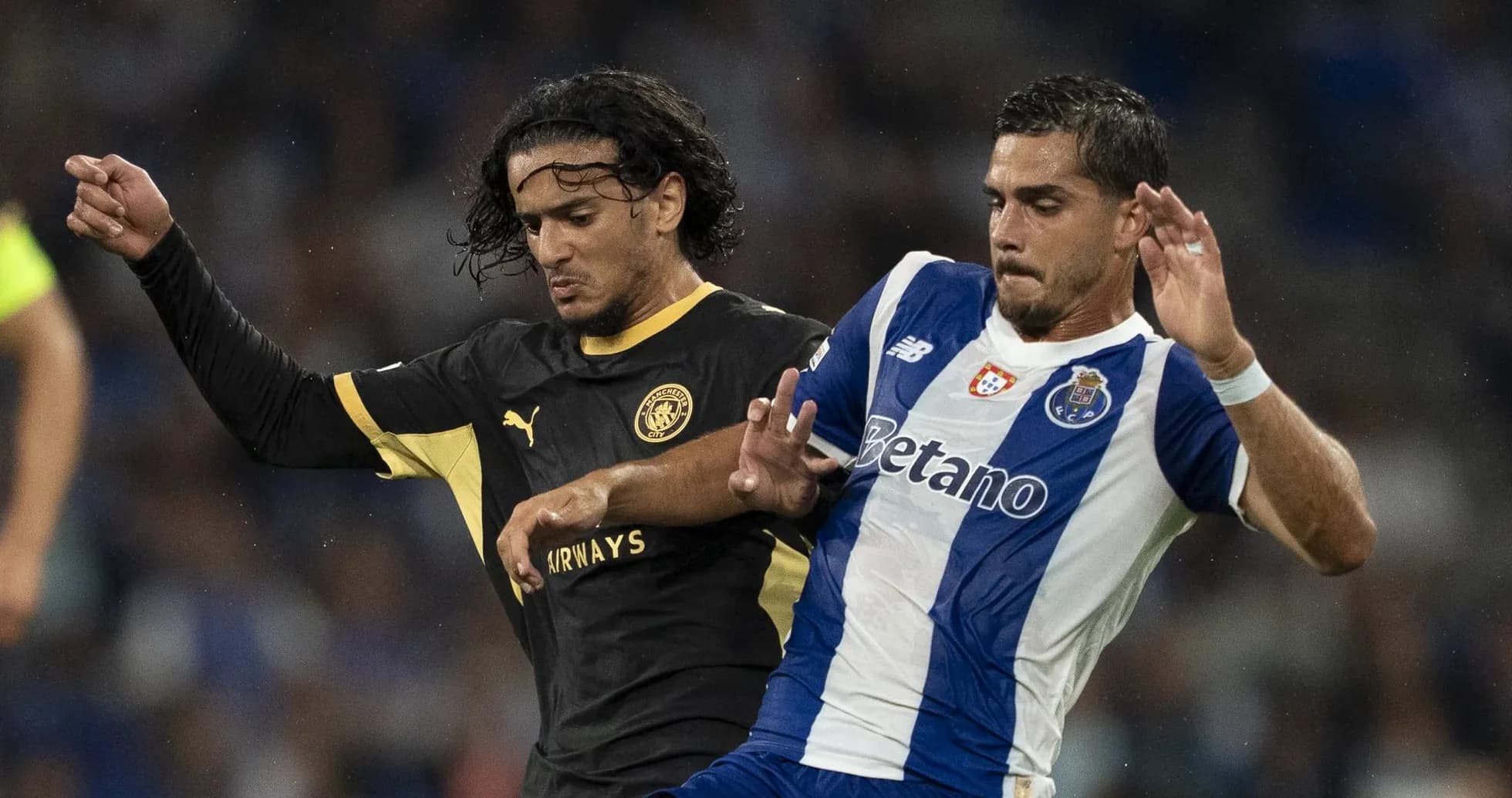 Dos jugadores luchando por el balón durante el partido