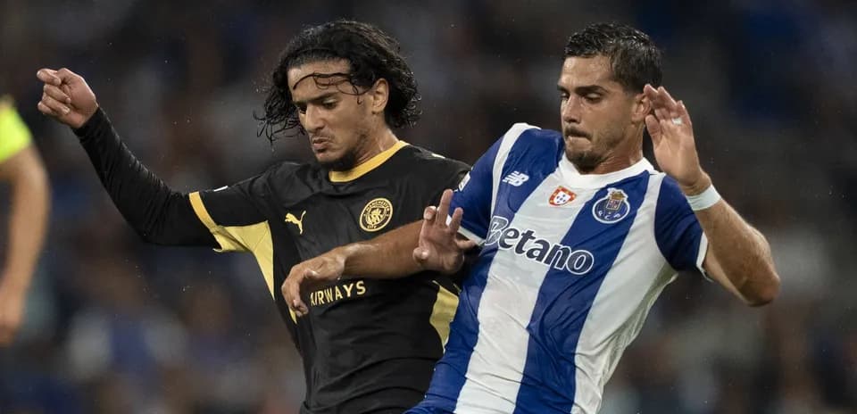 Dos jugadores luchando por el balón durante el partido