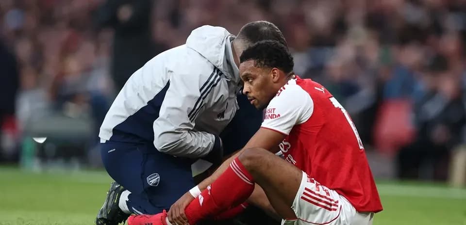 Jugador de Arsenal recibiendo atención médica en el campo