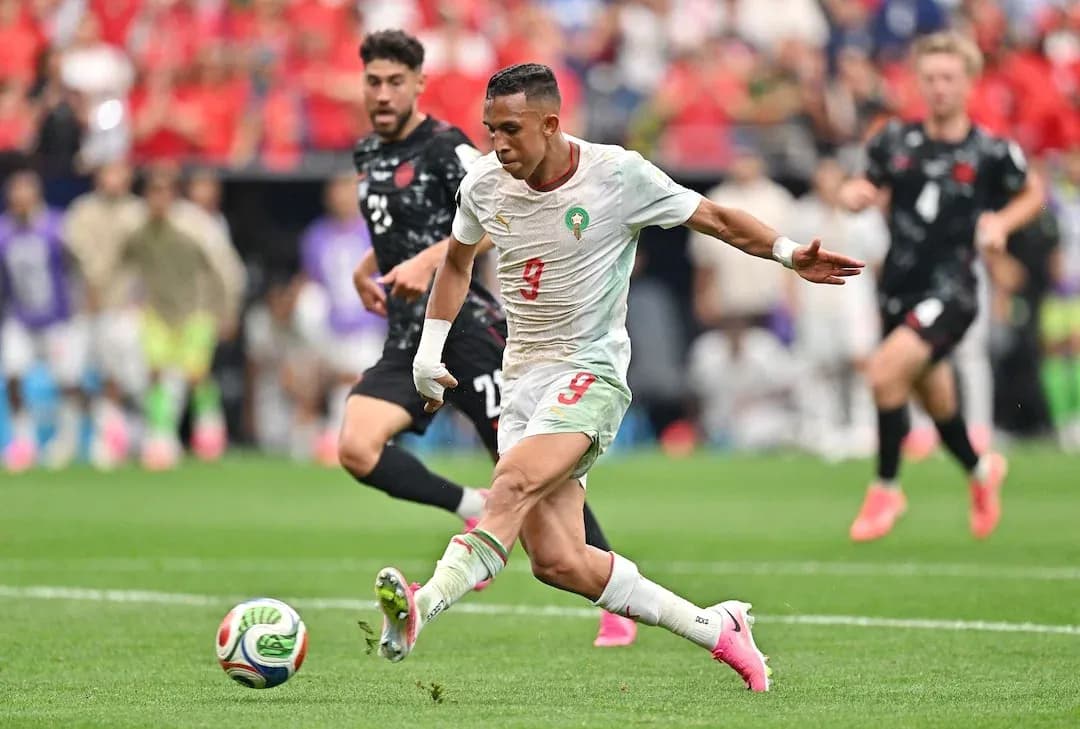 Jugador de Marruecos disparando a portería
