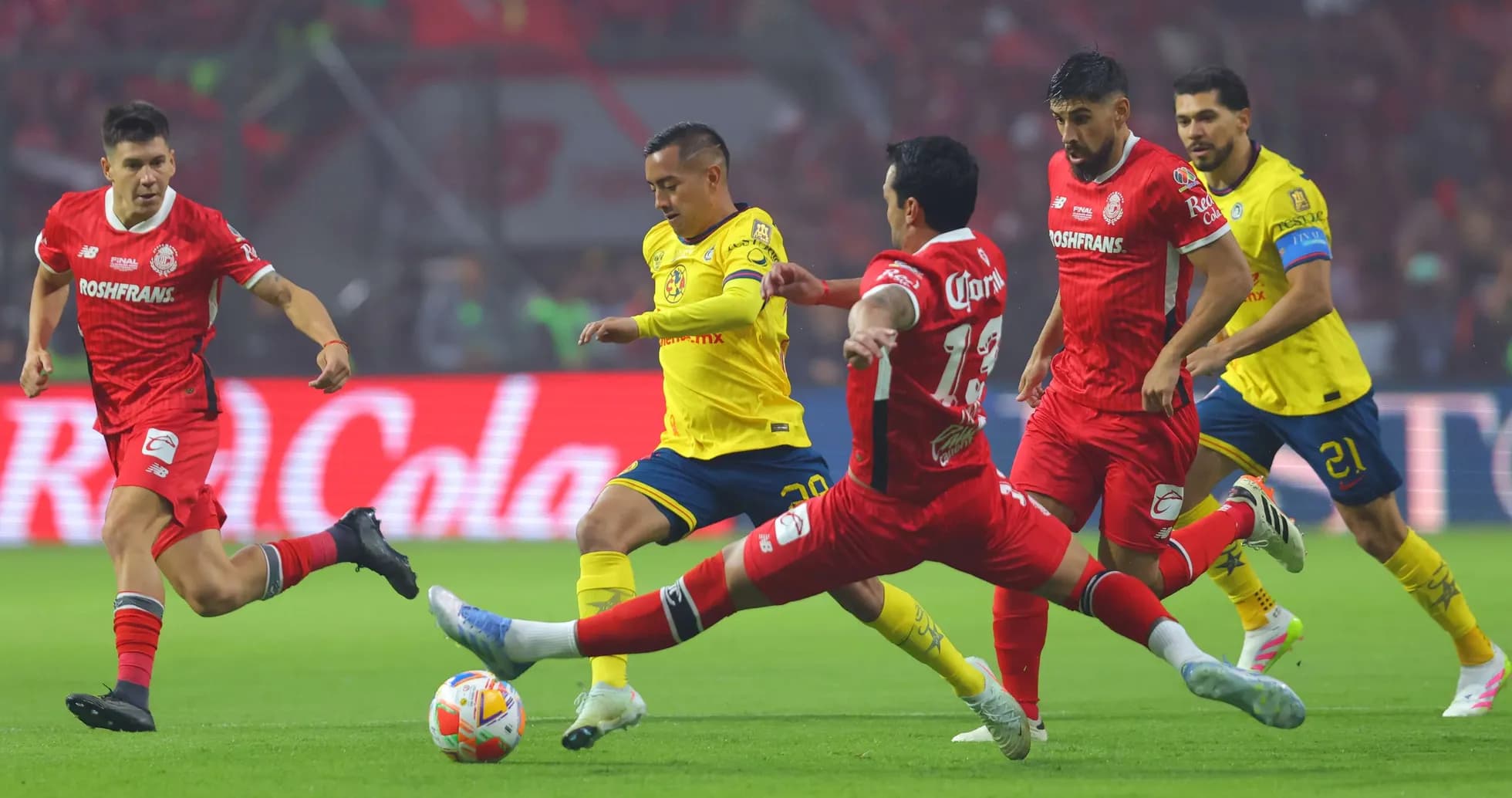 Jugadores de Club América y Toluca en acción