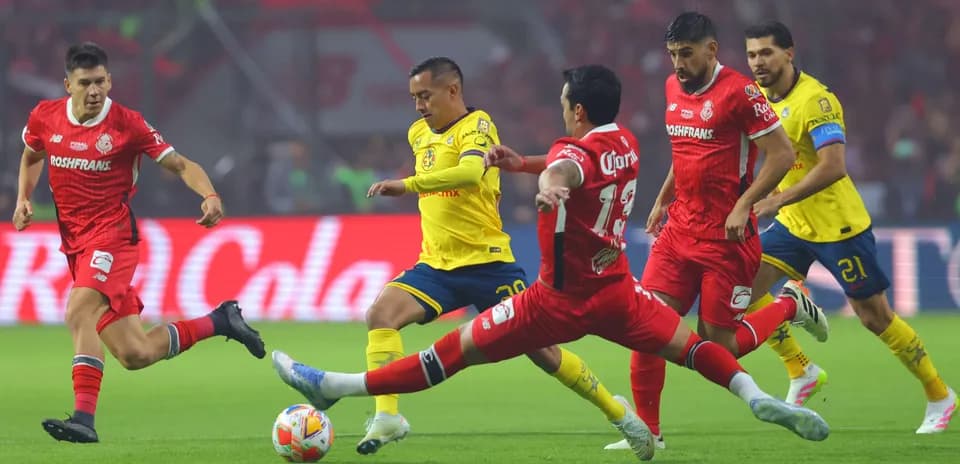 Jugadores de Club América y Toluca en acción