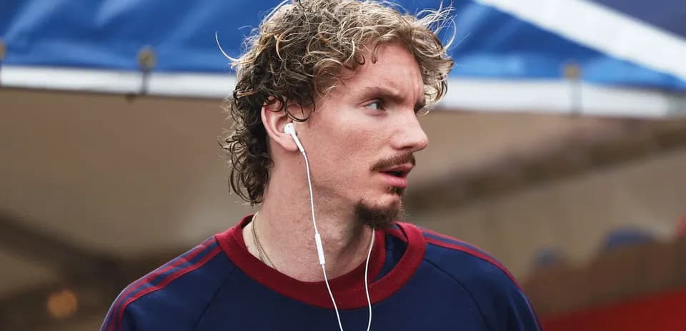 Jugador con auriculares caminando en el evento