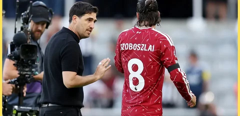 Entrenador hablando con jugador Szoboszlai en el campo
