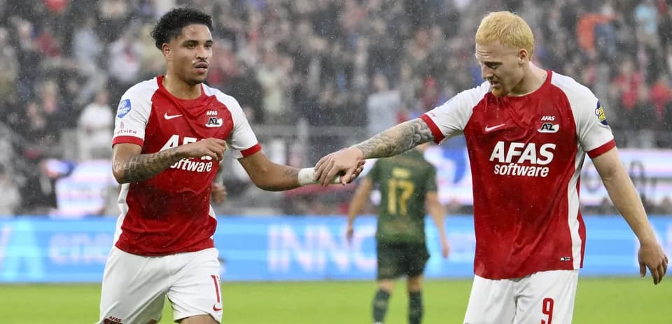 Jugadores de AZ Alkmaar celebrando un gol bajo la lluvia
