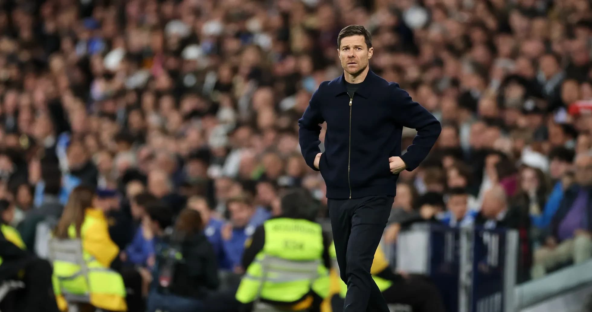 Entrenador caminando en la línea de banda