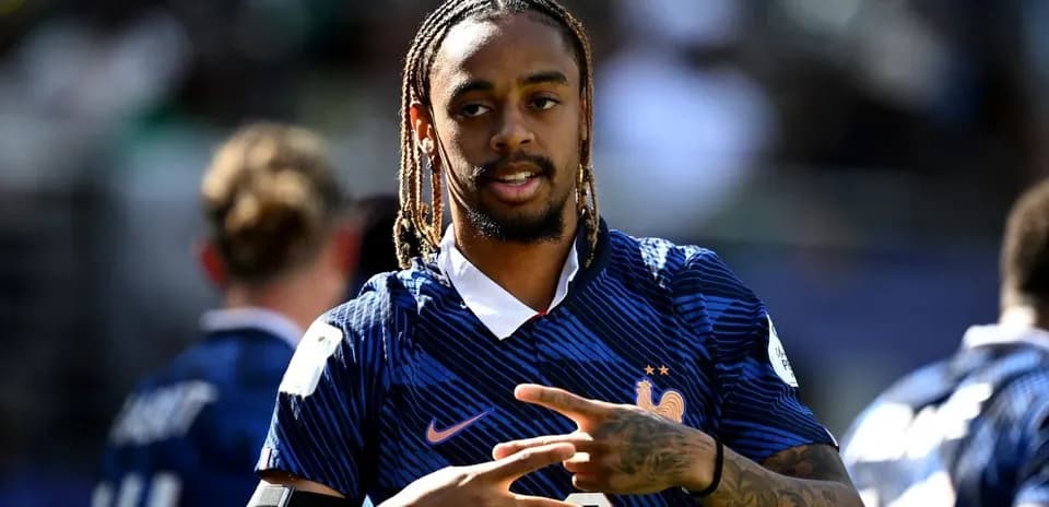 Jugador de Francia haciendo gesto durante calentamiento