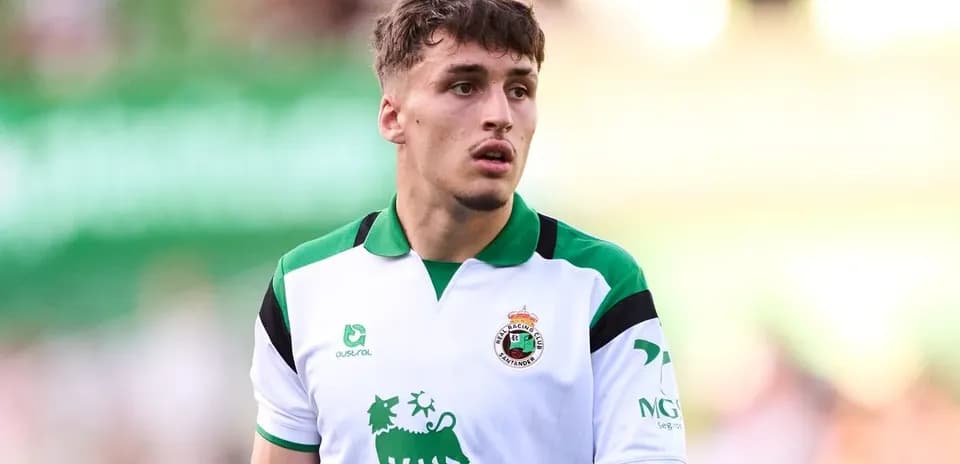 Jugador de Racing Santander en acción durante partido