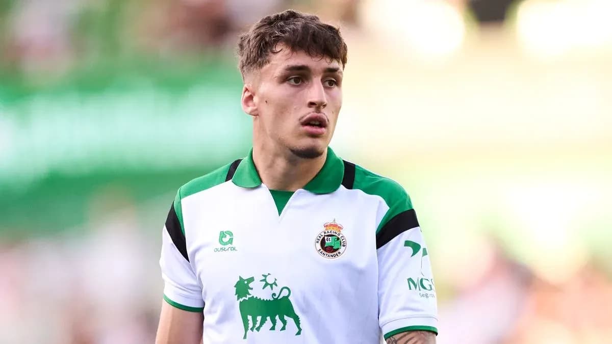 Jugador de Racing Santander en acción durante partido