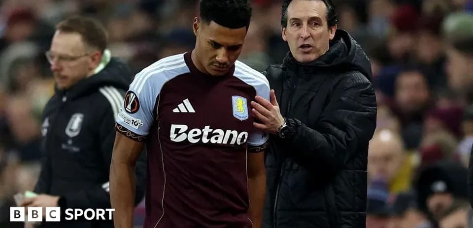 Entrenador hablando con jugador de Aston Villa durante partido