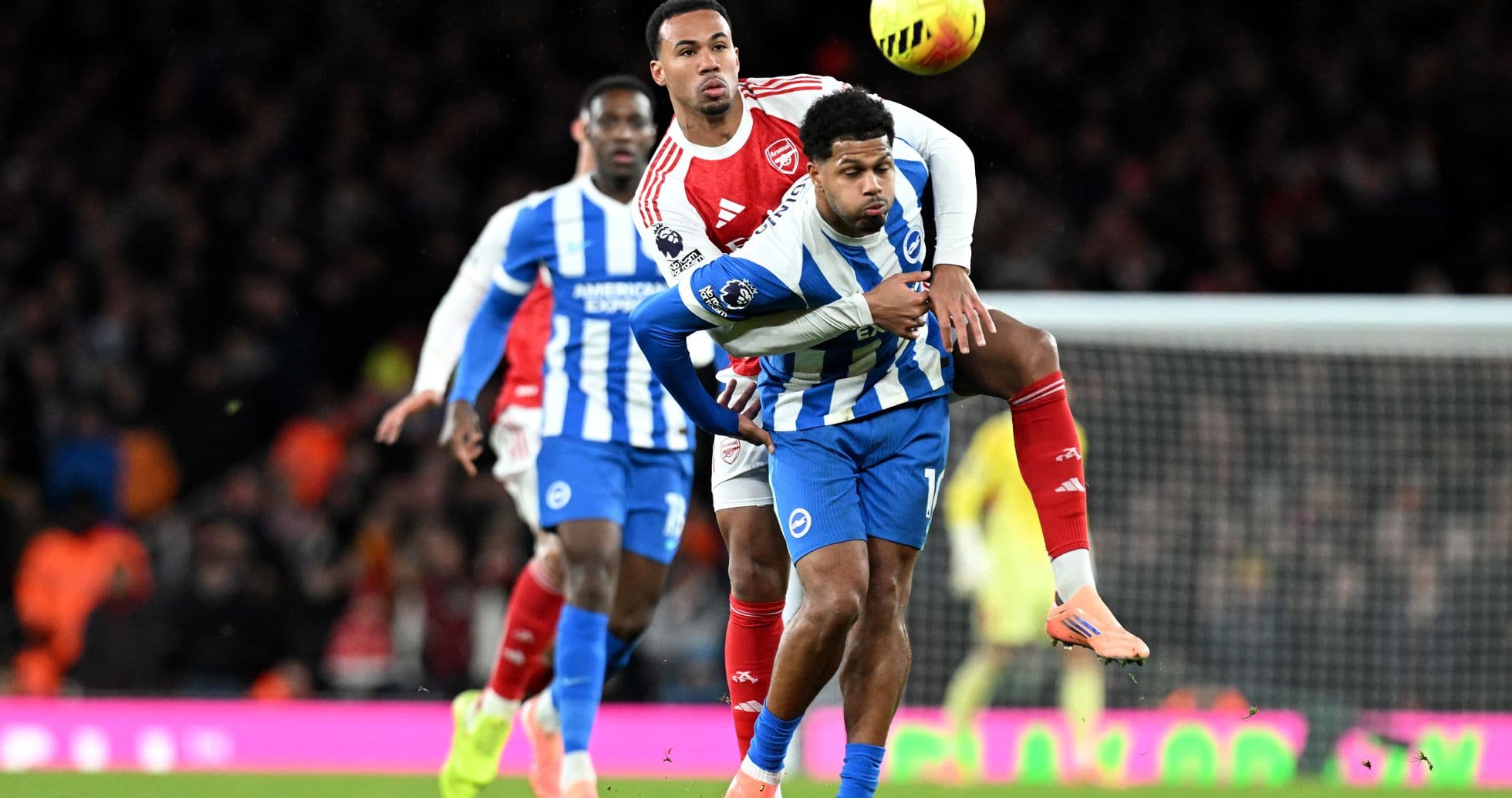 Jugador de Brighton en acción contra Arsenal