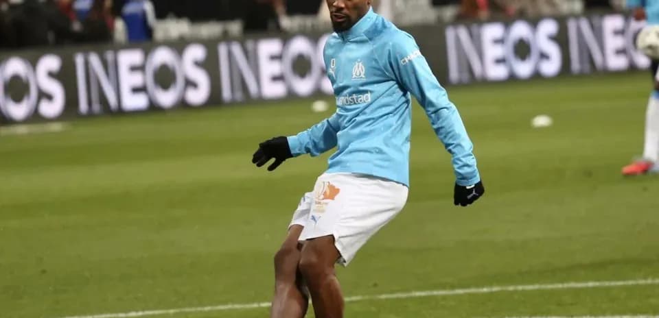 Jugador del Olympique de Marsella calentando en el campo
