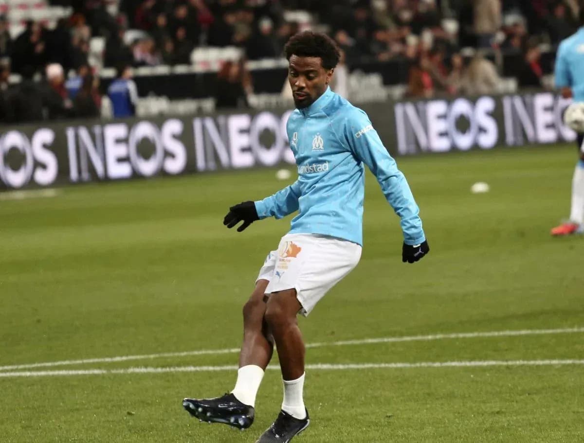 Jugador del Olympique de Marsella calentando en el campo