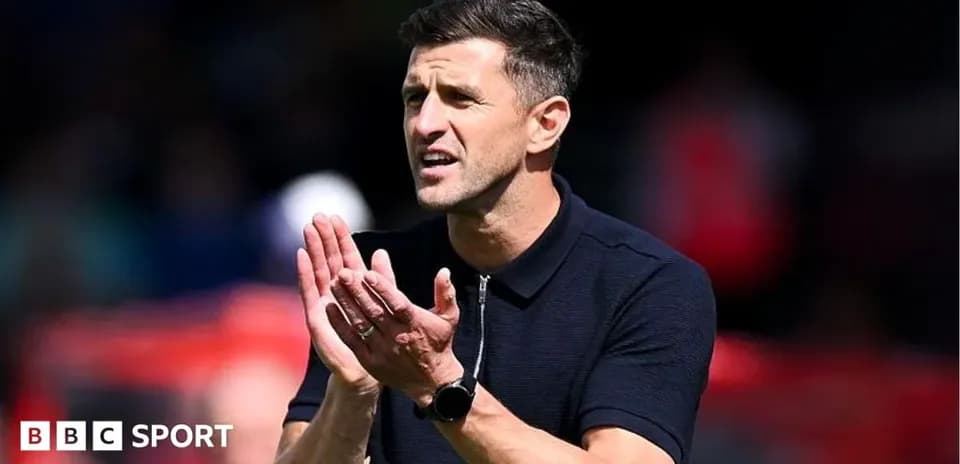 Entrenador aplaudiendo en la banda del campo