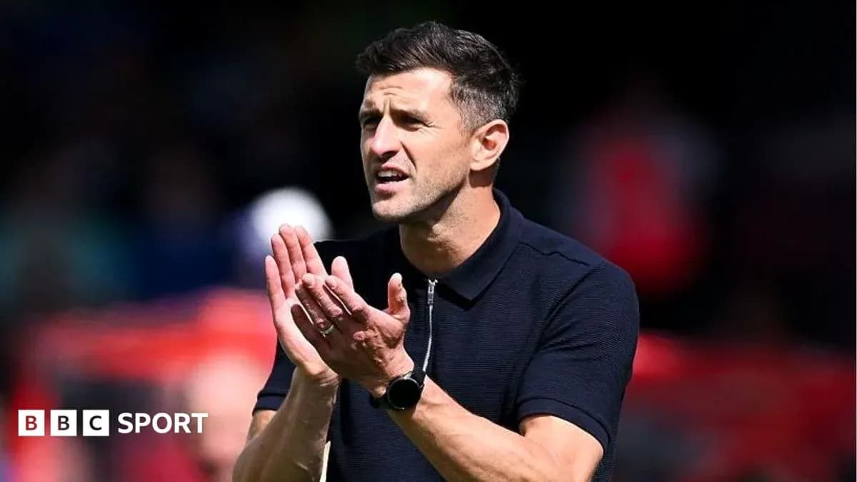 Entrenador aplaudiendo en la banda del campo