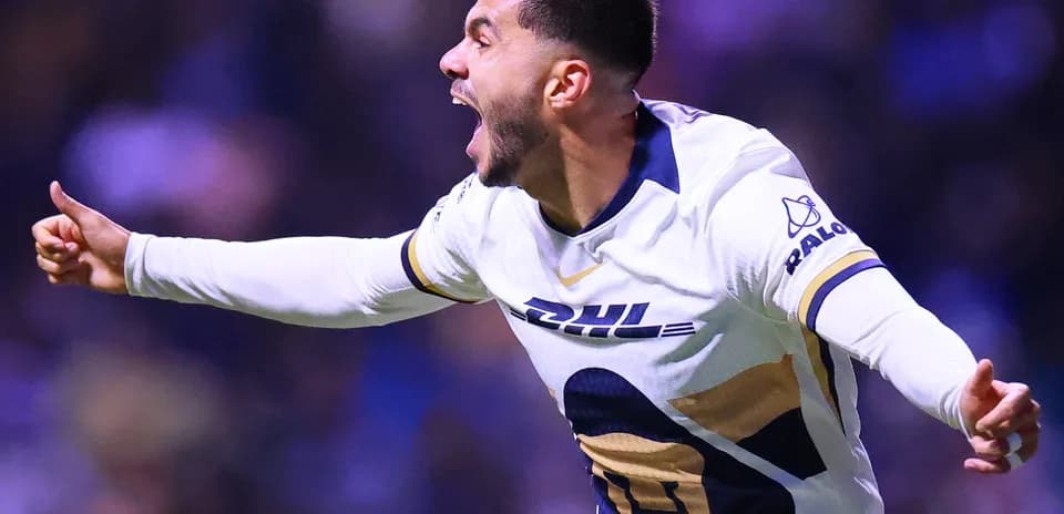 Jugador de Pumas celebra un gol en el partido