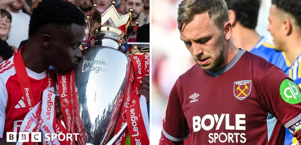 Jugador sosteniendo trofeo de Premier League, otro decepcionado