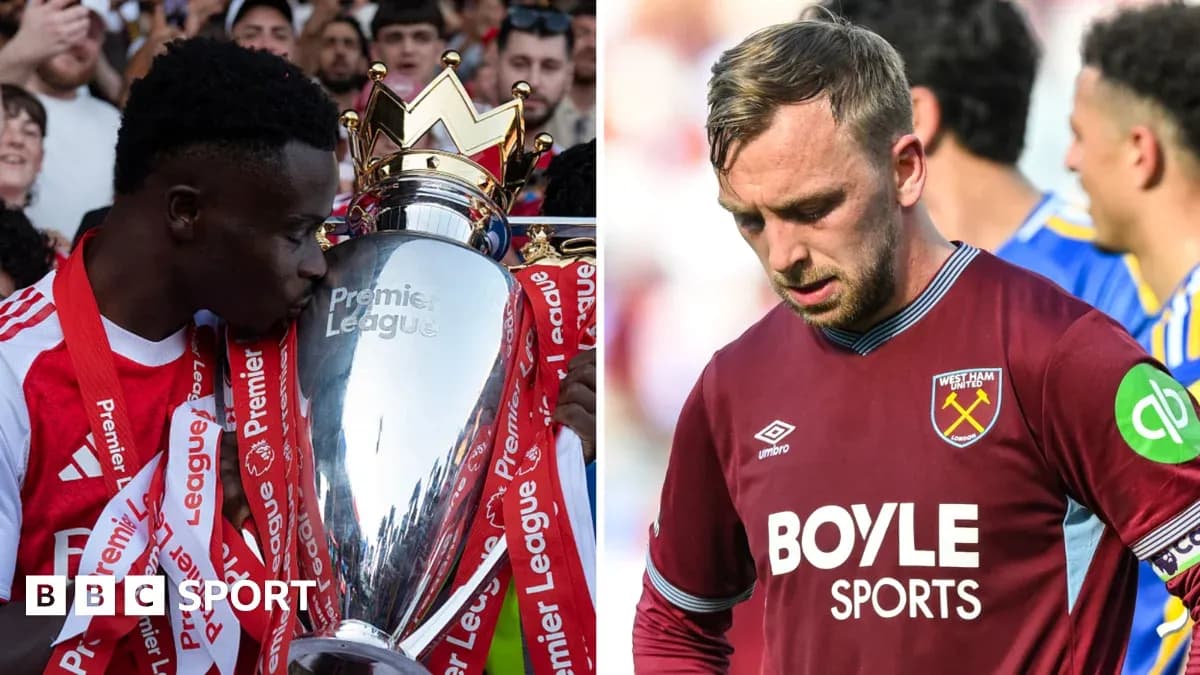 Jugador sosteniendo trofeo de Premier League, otro decepcionado